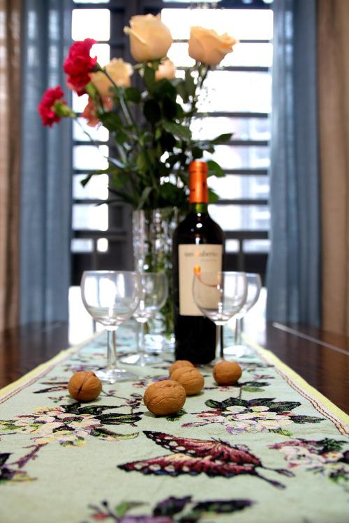 桌布如何铺不容易脏,家里桌布脏了怎样清洗