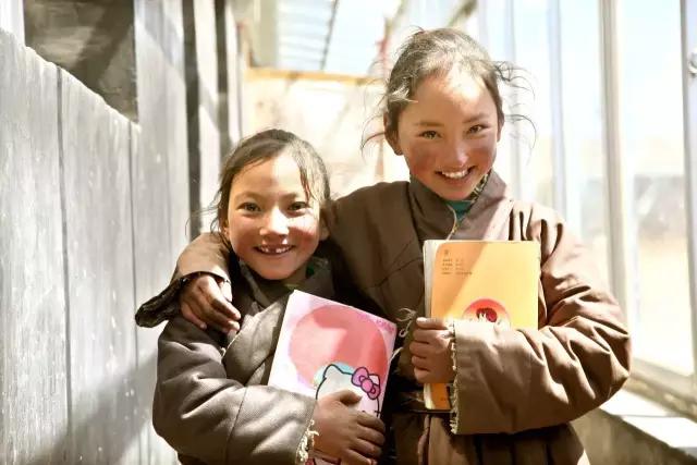 他有无数的旅行故事，还在拉萨开了家书店，收藏了上万部文艺电影