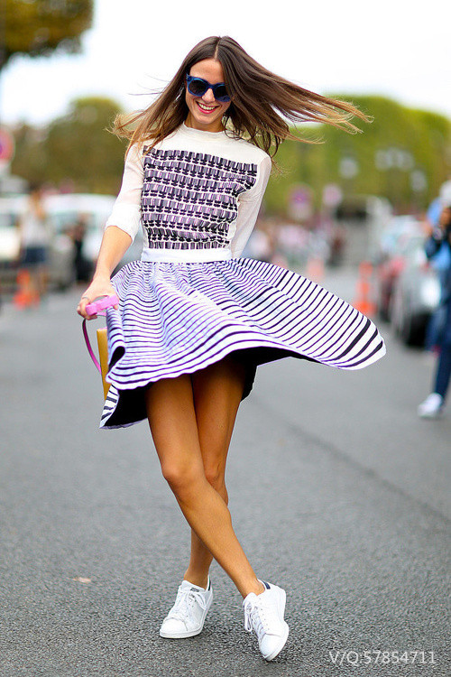 粉色运动半身裙套装搭配什么鞋子,裙子搭配什么球鞋好看