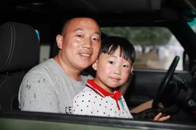 神州专车9·3阅兵车开到重庆，不少市民上车体验