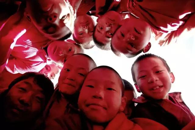 他有无数的旅行故事，还在拉萨开了家书店，收藏了上万部文艺电影