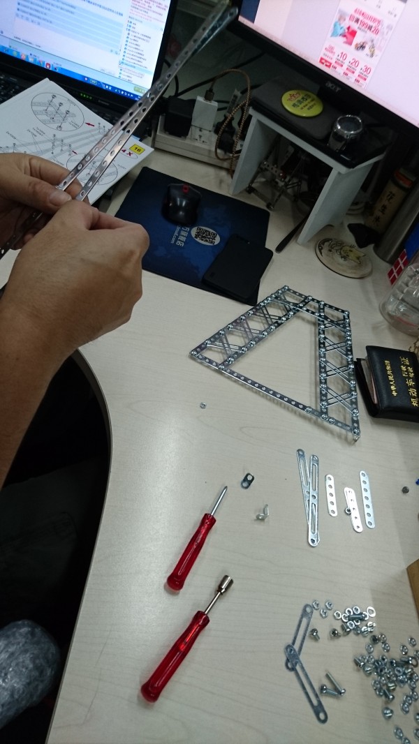 埃菲尔铁塔是怎样建成,埃菲尔铁塔怎么建成的