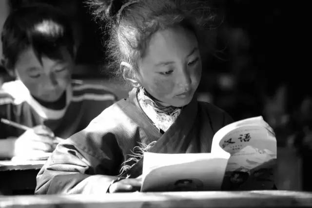 他有无数的旅行故事，还在拉萨开了家书店，收藏了上万部文艺电影