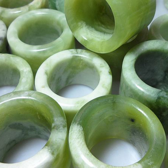 和田玉手镯常见的以假乱真把戏。