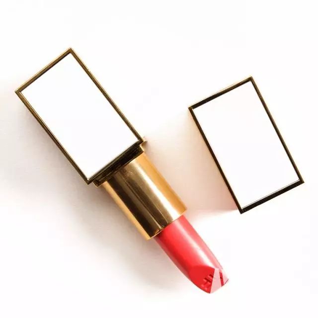 现在的美妆品的名字太太太太少儿不宜了，“一丝不挂”、“事后清晨”、Sex-Proof……