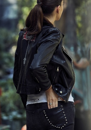 跟着内马尔动起来,内马尔潮装与超模同行到球场