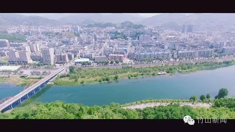 哈了哇，坐在云端往下看，这竟然是竹山啊！