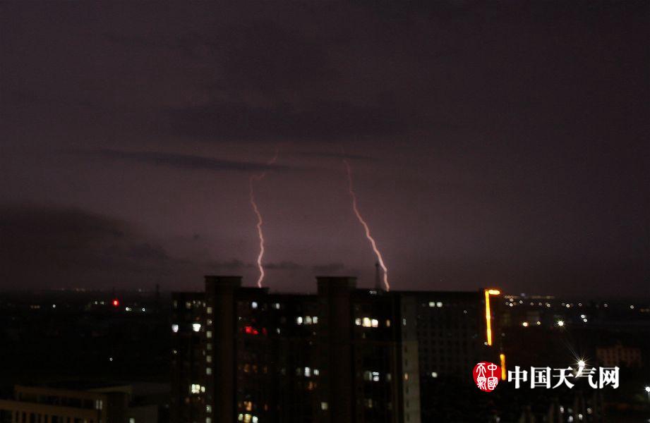 江西南昌遭遇下午1点黑雷暴天气,江西南昌凌晨突迎11级雷暴大风