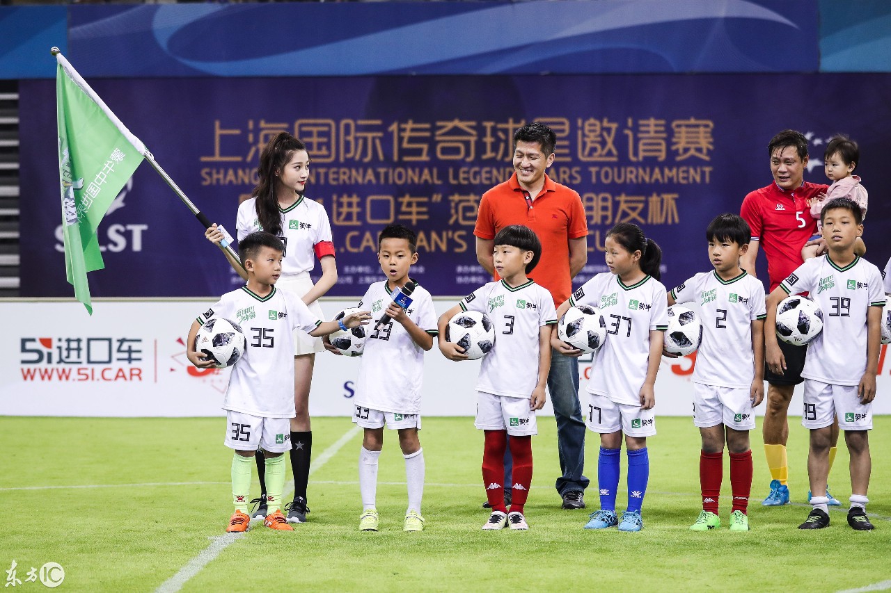 关晓彤王牌蓝色超短裙,关晓彤紫色超短裙搭配