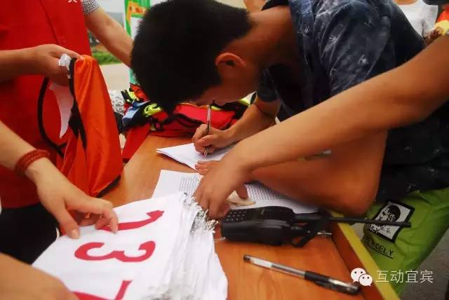 哇塞，龙头山好热闹，人人都在领奖品！