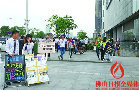 无孔不入的中介,一个月卖260套房子的中介