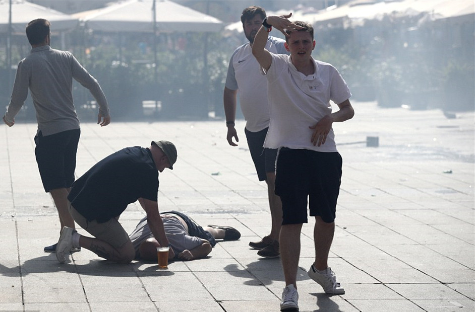 欧洲杯俄罗斯和英国球迷打架,欧洲杯英俄互殴记者街头