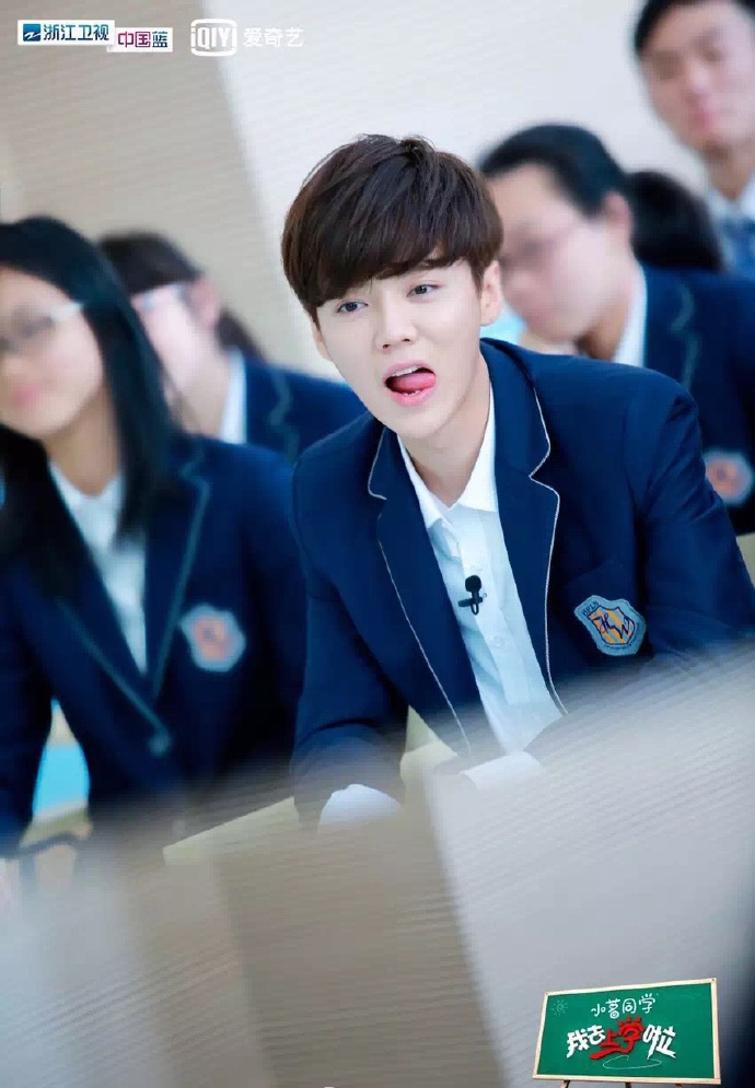 鹿晗重返17岁成校草当学霸体验高中生活