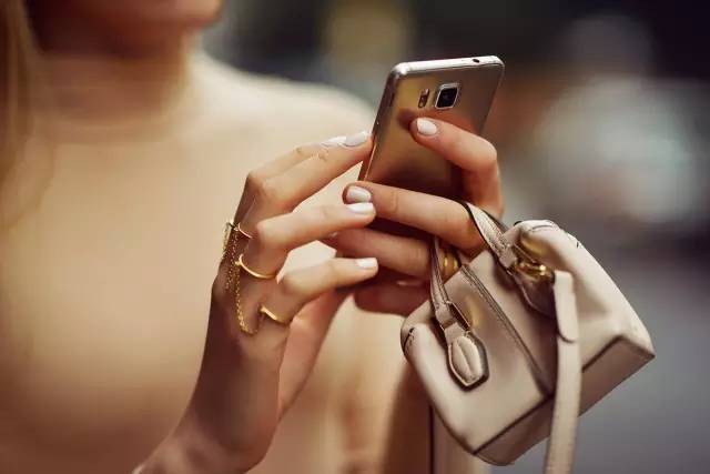 这几款包包让你一包背进时尚圈,fashiontrends有什么包包