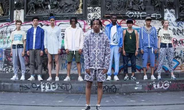 城内的人迷茫城外的人慌张,城里的人不懂城外人的快乐