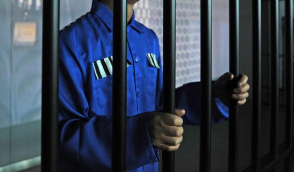 美国逮捕问题少女,美国女狱警丑闻