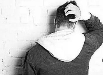 灰指甲一个传染俩是传染别人吗,灰指甲好多年了也不传染该怎么治