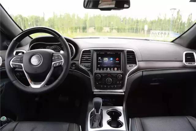 试驾全新大切诺基夜视视角,深度试驾14款大切诺基