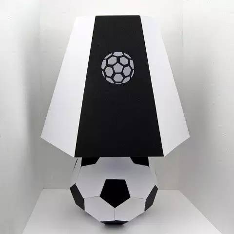 我和足球哪个分量更重？别闹了，当然是你重咯~