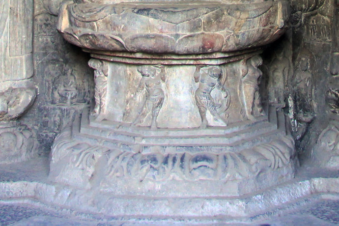 典型的净土宗“西方三圣”造像石窟。