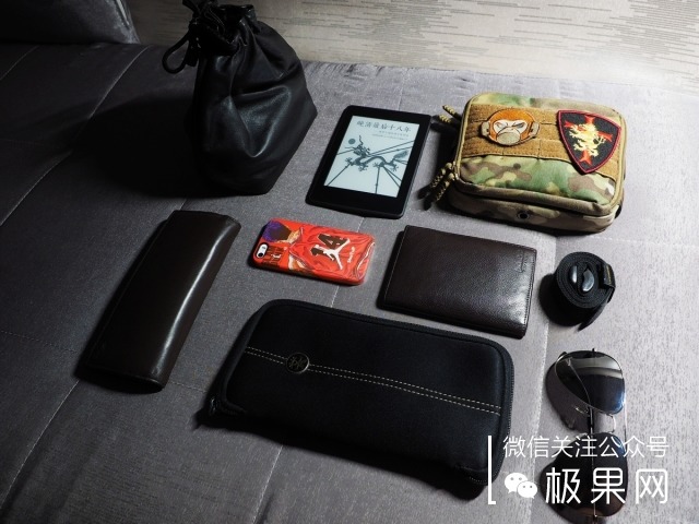 踏海淋雨还怕东西沾水？把东西装这个包全搞定