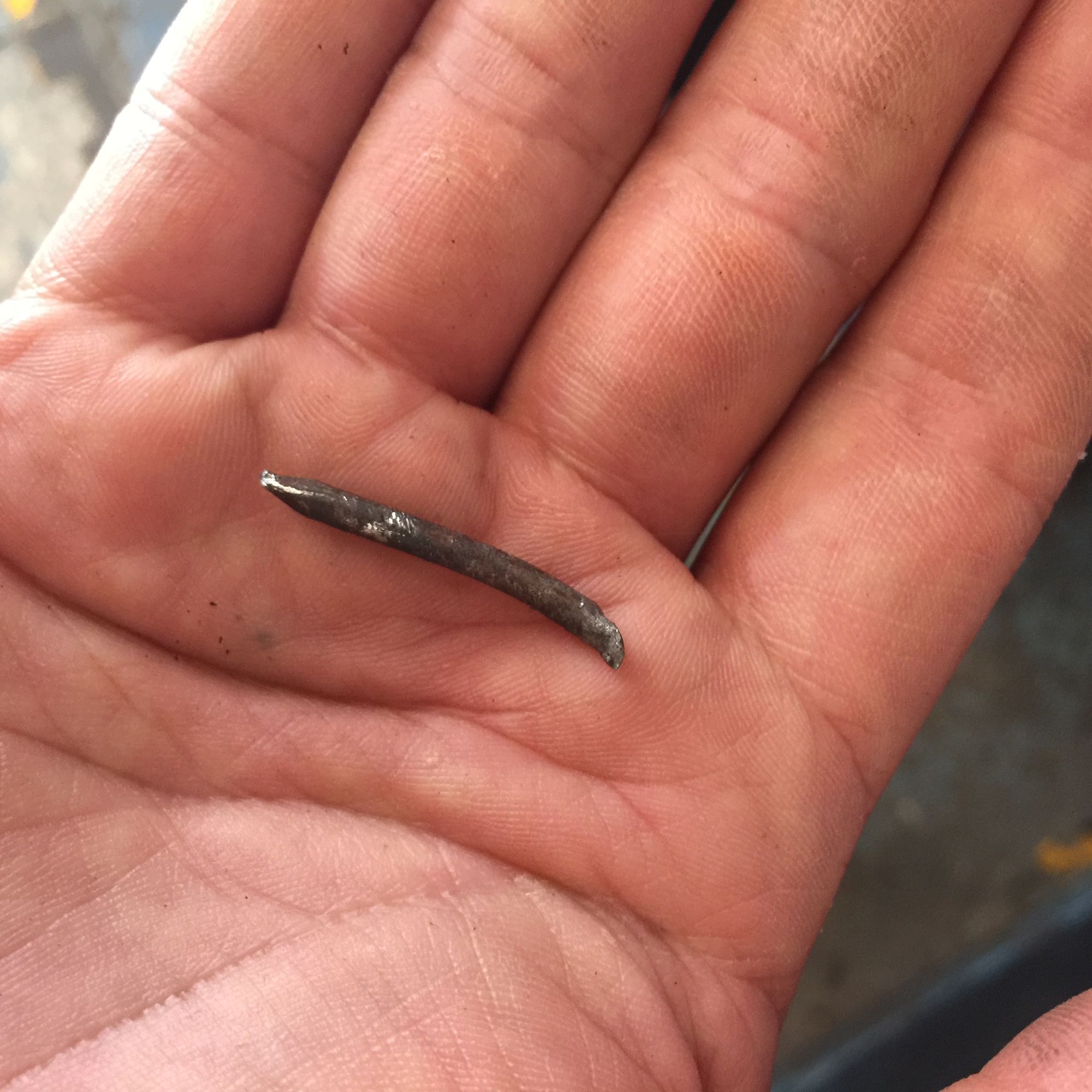 倒霉轮胎扎钉子,倒霉汽车轮胎被扎