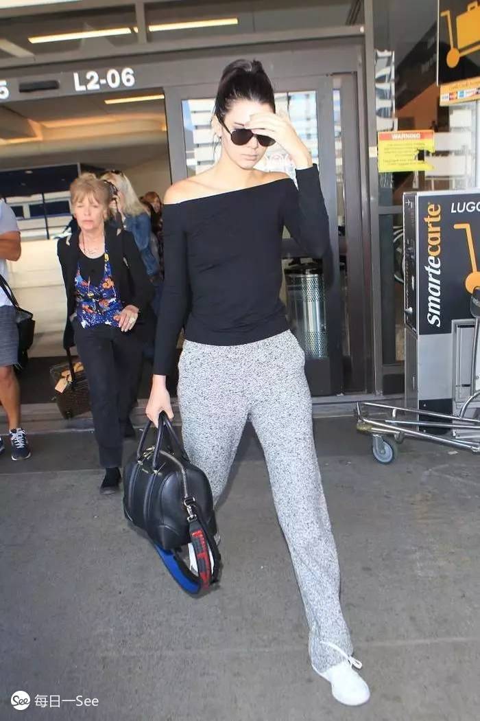 100个值得买的包包品牌,今年很流行宽肩带包包