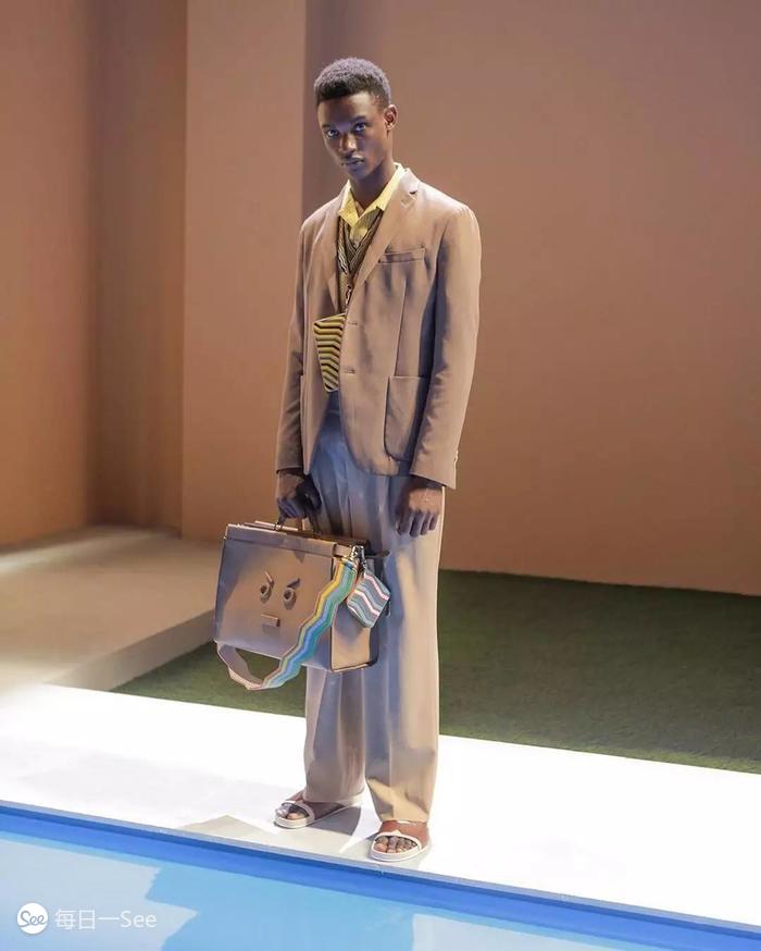 100个值得买的包包品牌,今年很流行宽肩带包包