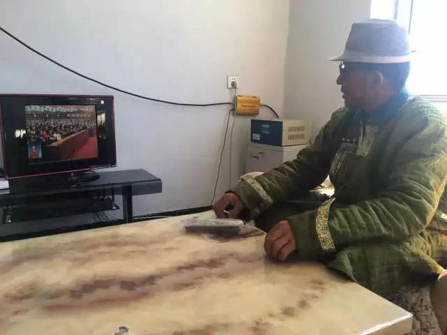 东乌旗各族干部群众收听收看庆祝中国*产党共**成立95周年大会实况