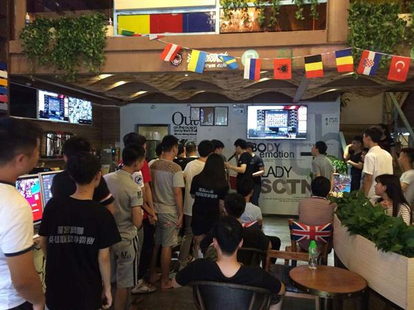 E元素键盘助阵东莞漫客网咖举办LOL争霸赛