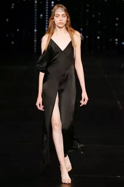 夏天当然少不了一件吊带裙,夏天需要一条温柔的吊带裙