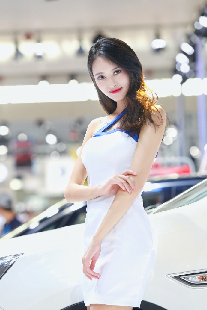 中原车展：清纯车模皮肤白皙诱万人空巷