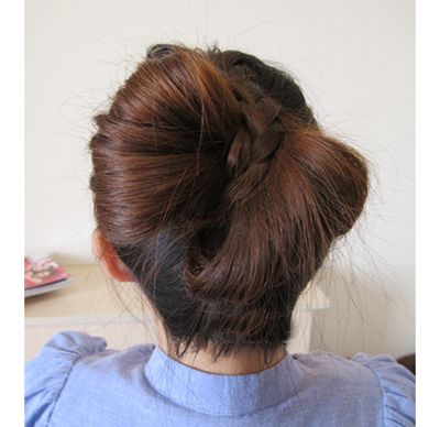 把蝴蝶结系在头发中间,把蝴蝶结绑在发带上