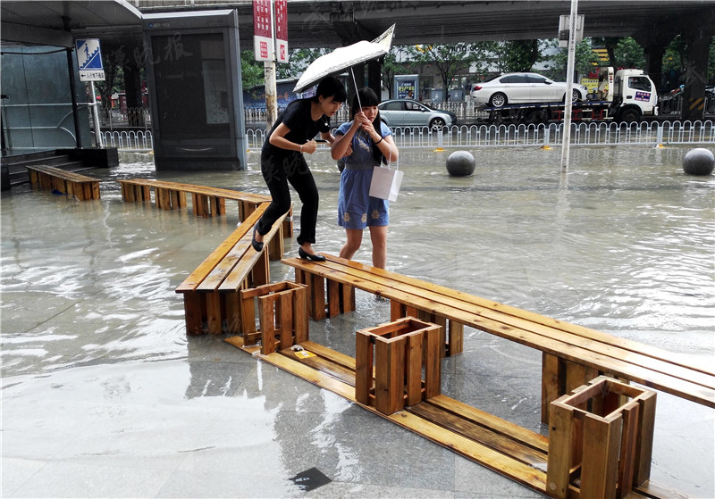 读图|沙袋筑防、架设人行栈桥...我们在这里与水抗争