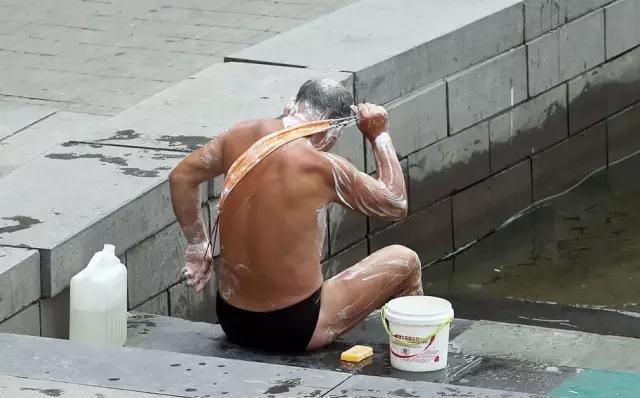 海河变成了大澡堂，游泳就游泳，你打胰子就不好了吧！