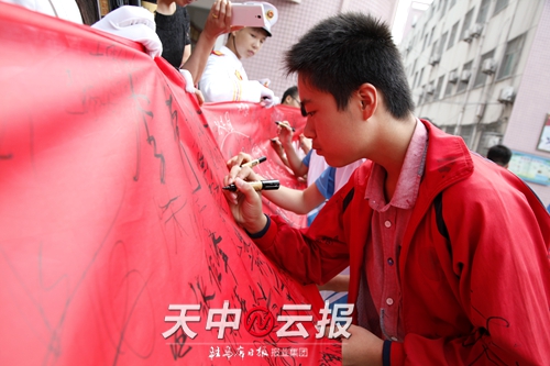 鎴戠殑瀹朵埂鍏腑,鍚堣偉鍏腑鎴戠殑姣嶆牎