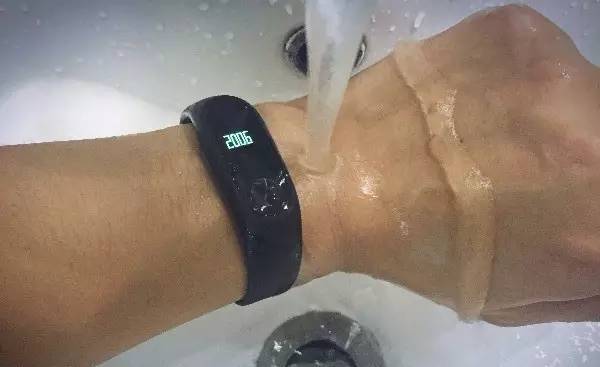 小米手环2深度测评,小米手环四与小米手环二测评对比