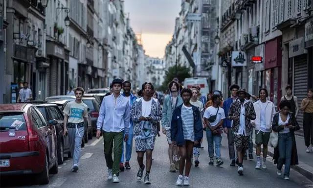 城里的人不懂城外人的快乐,城外的人原文