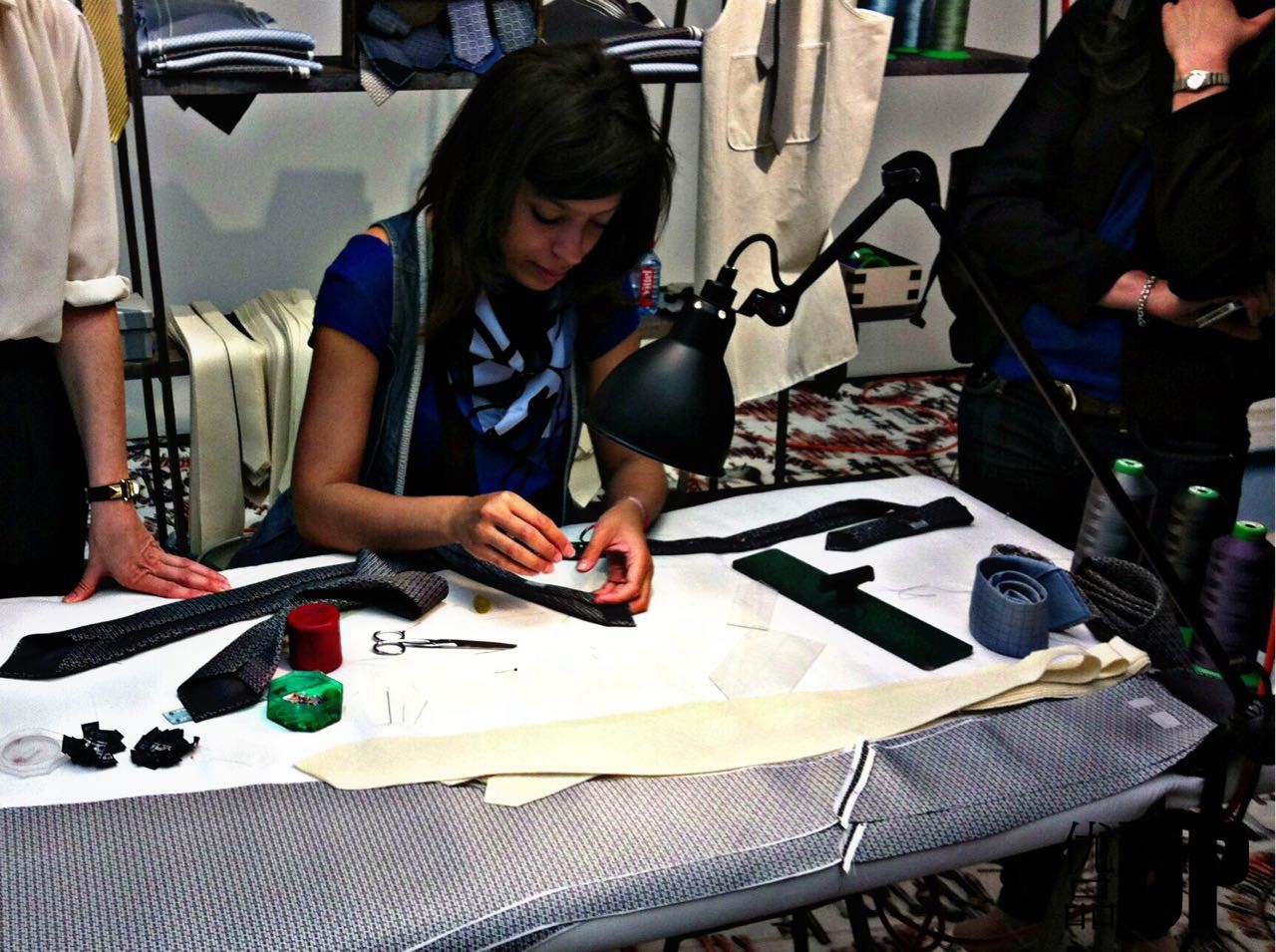 是时候该羡慕一下男士风尚传统了,毕竟绅士们连领带都可以定制