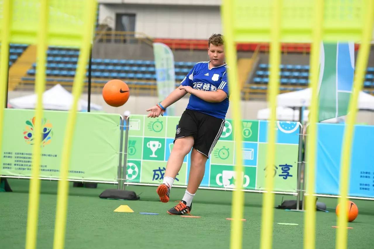 足球嘉年华惊现“小盖茨”11岁混血儿自己开发足球APP