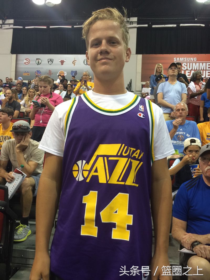 球迷也是风景线！夏季联赛场边出现了14件另类球衣！