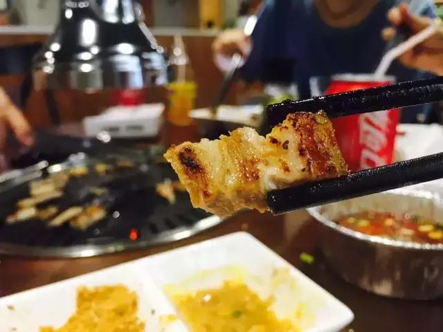 炭火上油脂的高级娇喘，为你撕开这个夏天吃肉的最高性价比