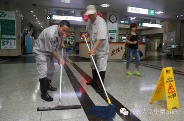 致敬暴雨时守护我们的人,致敬在暴雨中的坚守