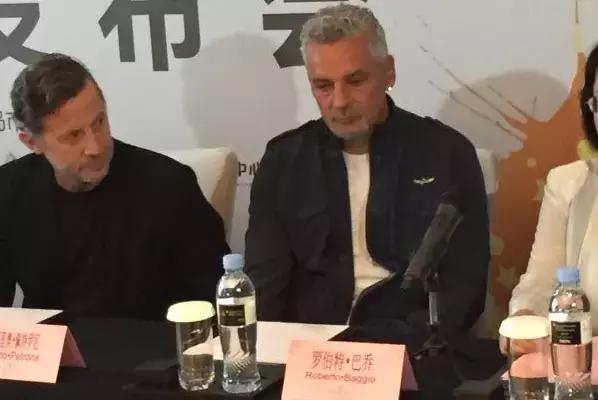 一位男神今天来到了青岛！粉丝见到他纷纷泪奔