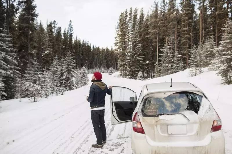 凭什么两厢车SUV后窗有雨刷，而三厢轿车没有？