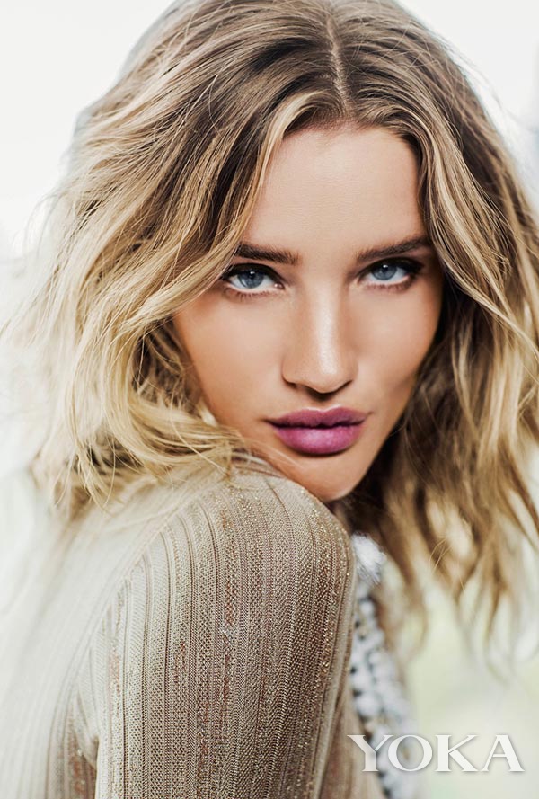 1星期千万收视:在嘴唇上涂抹100层唇彩会怎样?