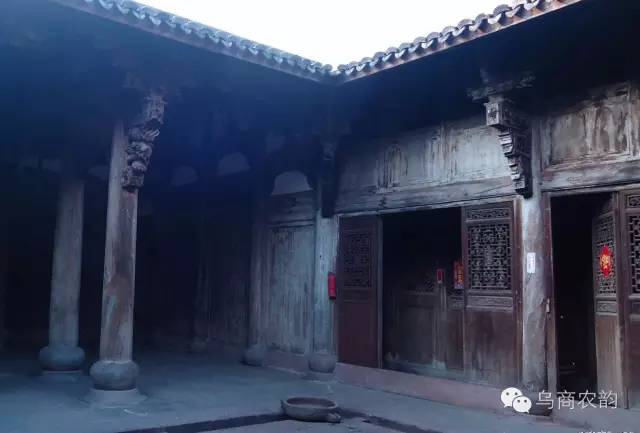 义乌这座老宅横梁的小鱼会变色，随天气一变一个准，你说神不神？