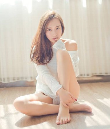 长脸不留刘海适合中分还是偏分,接近中分的偏分八字刘海