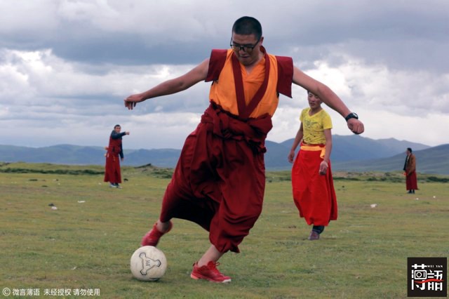 西藏雪山上的足球,足球西藏高原