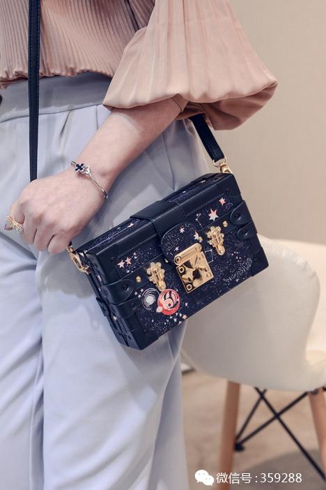 适合夏天背的斜挎小包,铁链斜挎小包夏日